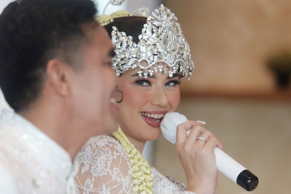 Catherine Wilson bersama suaminya Idham Massae memberikan keterangan pers usai akad nikah di Jakarta, Sabtu (1/1). [ Suara.com/Oke Atmaja]