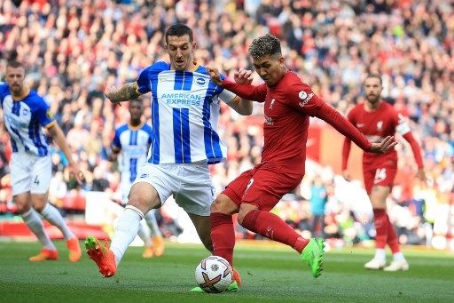 Pemain Liverpool Roberto Firmino melepaskan tendangan ke gawang Brighton dalam pertandingan liga Inggris di Anfield, Sabtu (1/10/2022). [AFP]