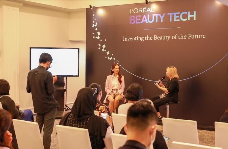 Christy Raina dan Aswaina Seroja ketika berbincang dalam acara L'Oreal Beauty Tech) 