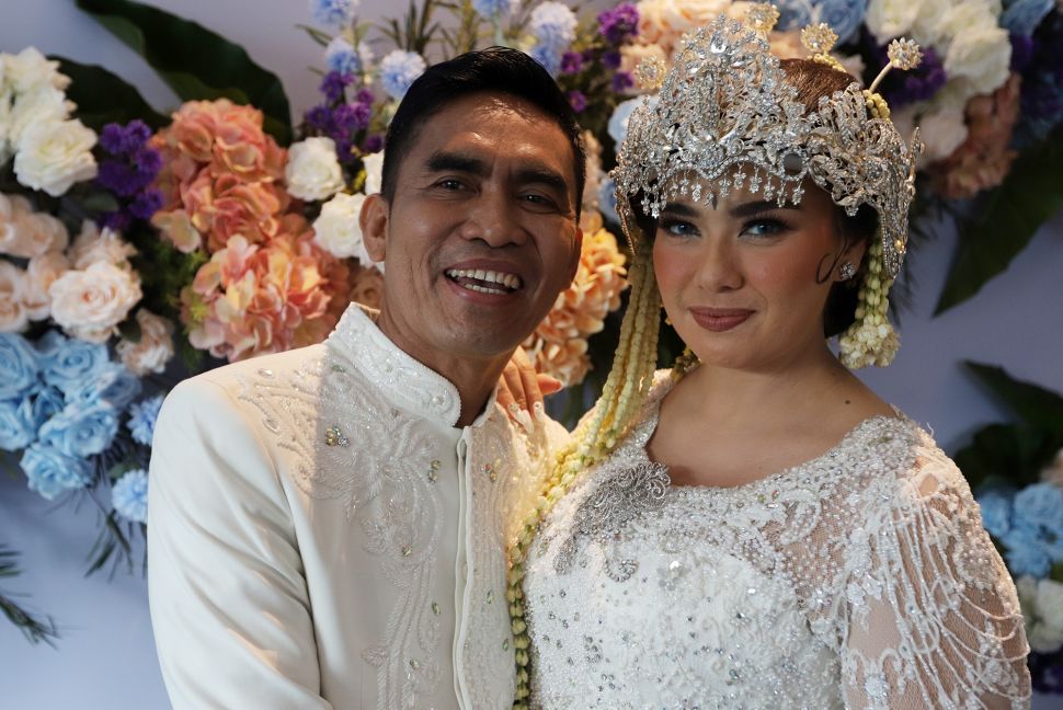 Catherine Wilson bersama suaminya Idham Massae berpose usai akad nikah di Jakarta, Sabtu (1/1). [Suara.com/Oke Atmaja]