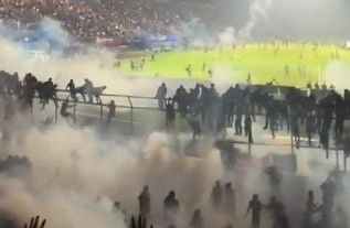 Gas air mata ditembakkan ke arah suporter di Stadion Kanjuruhan Malang. Usai laga Arema FC kontra Persebaya Surabaya, Sabtu 1 Oktober 2022 [SuaraSulsel.id/Istimewa]