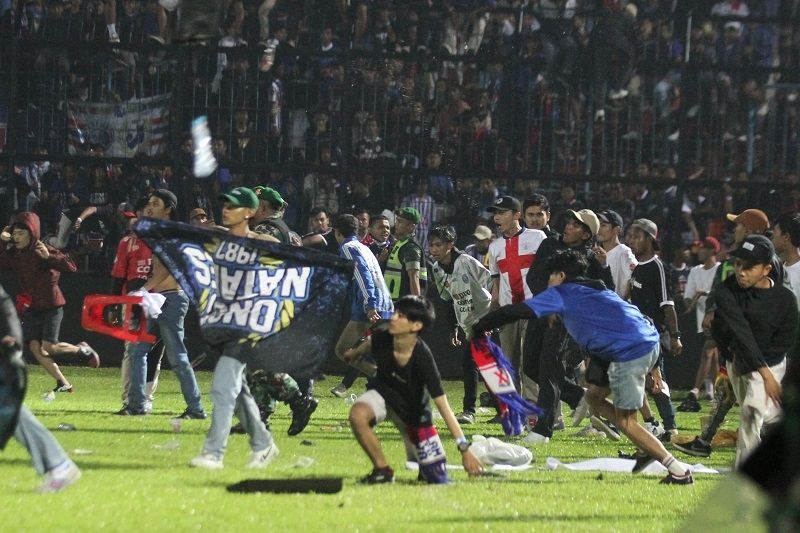 Suporter Arema FC memasuki lapangan setelah tim yang didukungnya kalah dari Persebaya Surabaya dalam pertandingan sepak bola BRI Liga 1 di Stadion Kanjuruhan, Malang, Sabtu (1/10/2022). [ANTARA FOTO/Ari Bowo Sucipto]