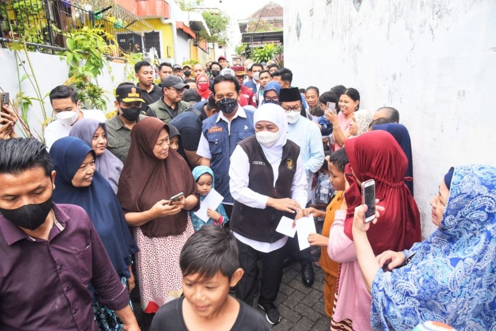 Gubernur Jatim, Khofifah saat mengunjungi korban insiden stadion kanjuruhan. (Dok: Pemprov Jatim)