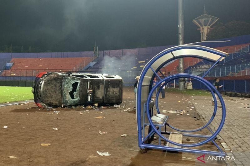 Sebuah mobil polisi rusak di lapangan Stadion Kanjuruhan, Kabupaten Malang, Jawa Timur, Sabtu (1/10/2022) malam, akibat kericuhan yang terjadi usai pertandingan antara Arema FC melawan Persebaya Surabaya. ANTARA/Vicki Febrianto