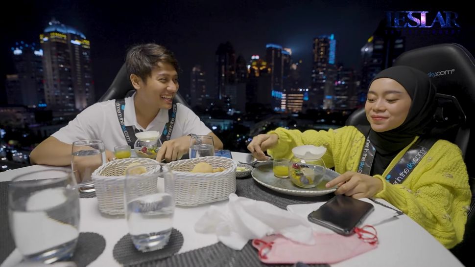 Sempat Makan Malam Bersama Rizky Billar si Lounge in The Sky, Sikap Lesti Kejora Jadi Sorotan Warganet. (Dok: YouTube/Leslar Entertainment)