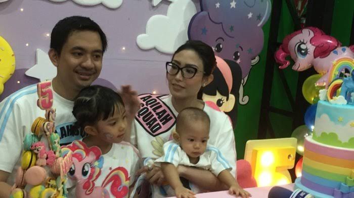 Momen Kebersamaan Ayu Dewi dan Regi Datau di Ultah Anak (Instagram/@mrsayudewi)