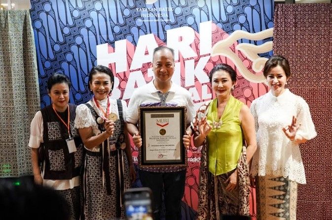 Peragaan Batik dengan Catwalk Terpanjang di CFD Raih Penghargaan MURI. (Dok: Istimewa)