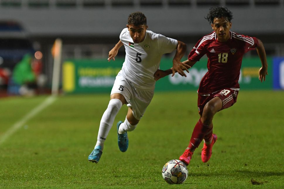 Pesepak bola Tim Nasional U-17 Uni Emirat Arab (UEA) Abdulaziz Mohamed Almarzooqi (kanan) berebut bola dengan pesepak bola Tim nasional U-17 Palestina Hisham Altalla (kiri) dalam laga Grup B Kualifikasi Piala Asia U-17 2023 di Stadion Pakansari, Cibinong, Kabupaten Bogor, Jawa Barat, Senin (3/10/2022). Timnas U-17 UEA menang dengan skor 4-3 atas Timnas U-17 Palestina dalam pertandingan itu. ANTARA FOTO/Aditya Pradana Putra/hp