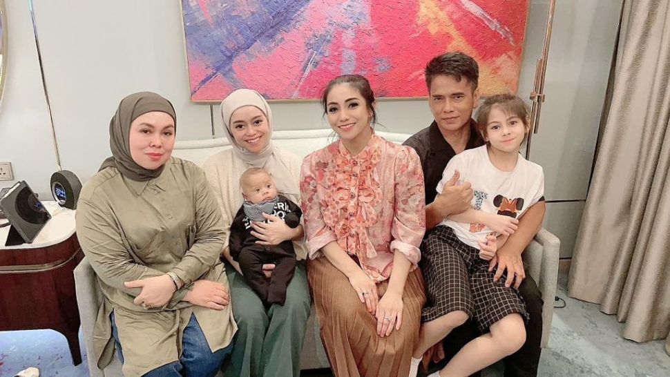 Siti KDI ketika bertemu dengan keluarga Lesti Kejora sebelum ada kasus KDRT (Instagram/@siti_perk)