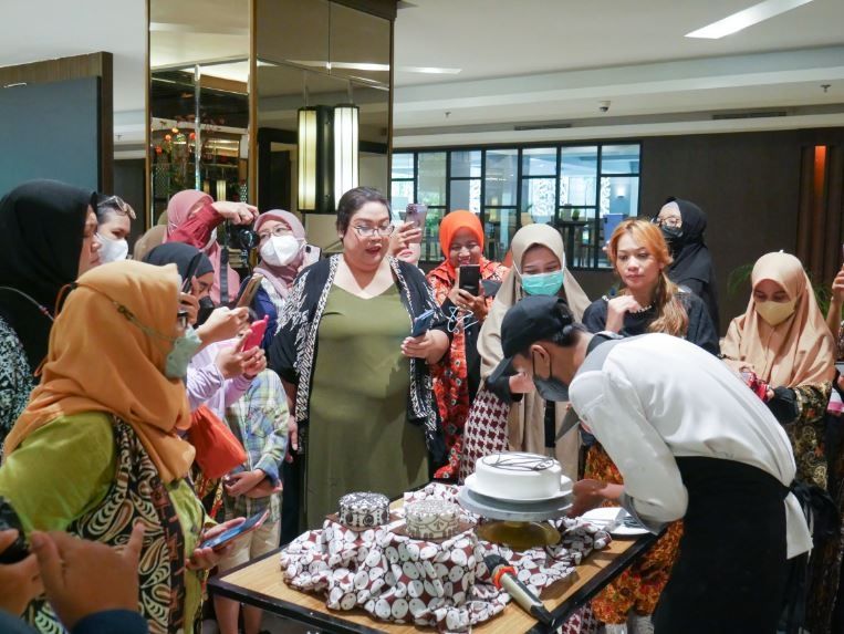 Hunting Kue Batik yang sudah disediakan oleh Chef Pastry di beberapa titik lokasi di dalam Prambanan Restaurant.