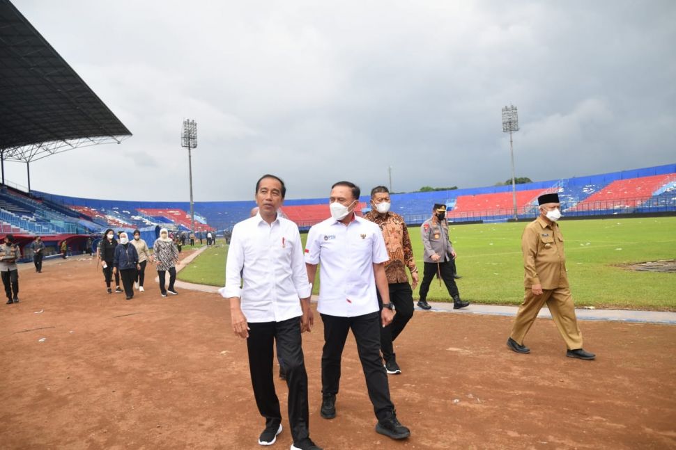 Presiden Joko Widodo atau Jokowi didampingi Ketua Umum PSSI Mochamad Iriawan meninjau kondisi Stadion Kanjuruhan pasca terjadinya kerusuhan pada Sabtu (1/10) malam, Rabu (5/10/2022). [Foto: Rusman - Biro Pers Sekretariat Presiden]