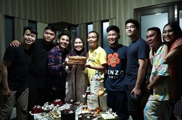 Momen Ulang Tahun Umi Kalsum Ibu Ayu Ting Ting. (YouTube/Qiss You TV)