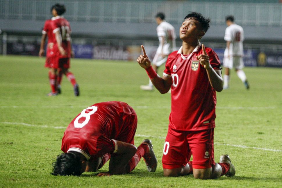 Pesepak bola Timnas U-17 Indonesia Muhammad Nabil Asyura (kanan) melakukan selebrasi dengan rekan setimnya setelah mencetak gol ke gawang Timnas U-17 Uni Emirat Arab Ali Jabeer Sayah (kedua kiri) dalam laga kualifikasi Grup B Piala Asia U-17 2023 di Stadion Pakansari, Kabupaten Bogor, Jawa Barat, Rabu (5/10/2022). ANTARA FOTO/Yulius Satria Wijaya/aww. 
