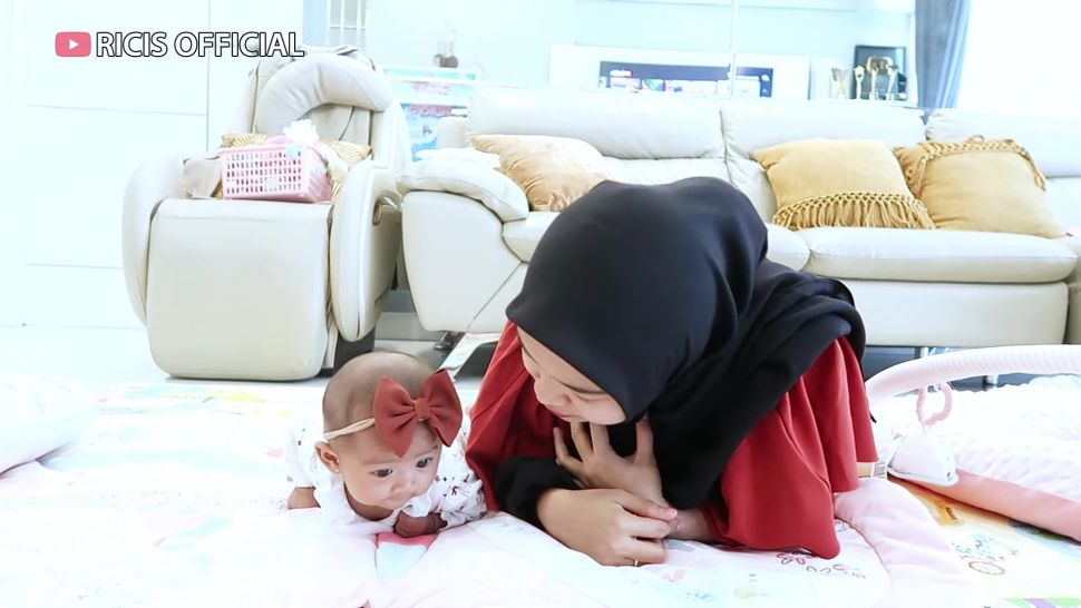 Ria Ricis Rutin Ajak Baby Moana Latihan Tummy Time, Apa Sih Manfaatnya? (Dok: YouTube/Ricis Official)