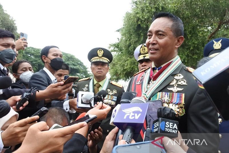 Panglima TNI Jenderal TNI Andika Perkasa memberikan keterangan kepada awak media seusai mengikuti Upacara Peringatan HUT Ke-77 TNI di Istana Merdeka, Jakarta, Rabu (5/10/2022). [ANTARA/Indra Arief Pribadi]