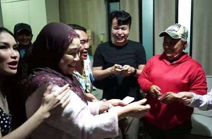 Momen Ulang Tahun Umi Kalsum Ibu Ayu Ting Ting. (YouTube/Qiss You TV)