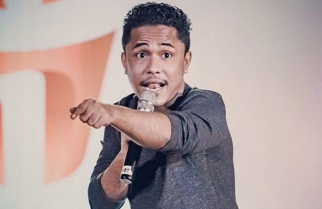 Komika asal Fakfak, Mamat Alkatiri saat memberikan materi stand up comedy kepada audiens. (Instagram/@mamat_alkatiri)