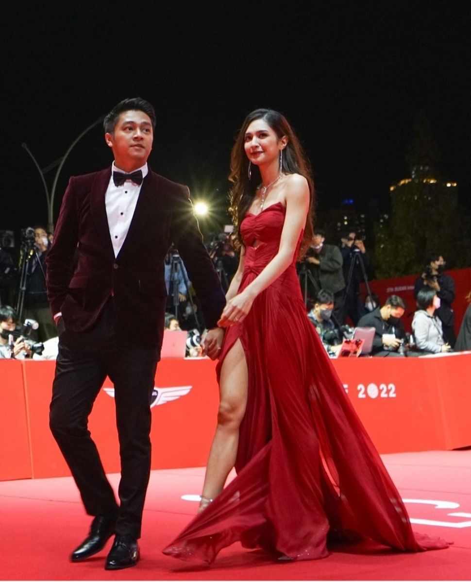 Mikha Tambayong Kenakan Dress Merah di Red Carpet Busan International Film Festival 2022. (Dok. Instagram)