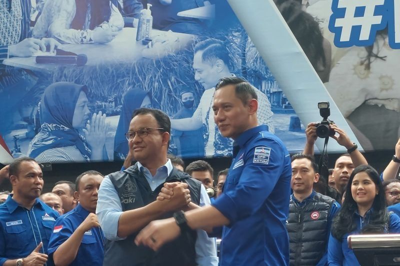 Anies Baswedan dan AHY foto bersama usai bertemu, Jumat (7/10/2022). [ANTARA]