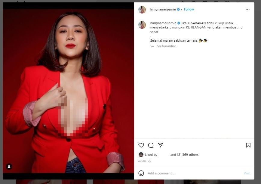 Tante Erni dengan blazer merah (Instagram @himynameisernie)