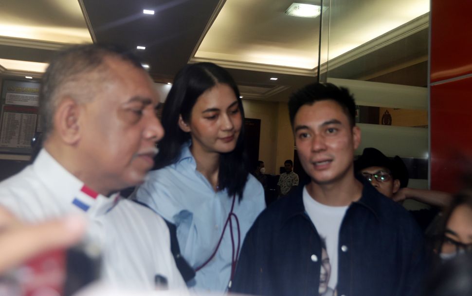 Baim Wong dan istri, Paula Verhoeven usai diperiksa Polres Jakarta Selatan, Jakarta, Jumat (7/10). [Suara.com/Oke Atmaja]