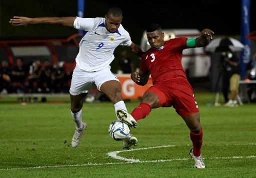 Pemain Curacao Rangelo Janga (jersey putih) berebut bola dengan pemain Panama di pertandingan Kualifikasi Piala Dunia 2022 zona CONCACAF, 12 Juni 2021. [AFP]