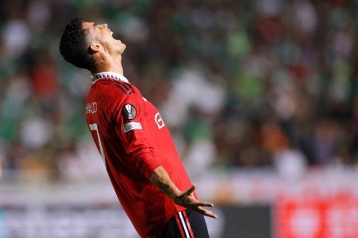 Gestur pemain Manchester United Cristiano Ronaldo saat menghadapi Omonia Nicosia dalam laga ketiga Grup E Liga Europa yang digelar di GSP Stadium, Siprus, Kamis (6/10/2022). [AFP]