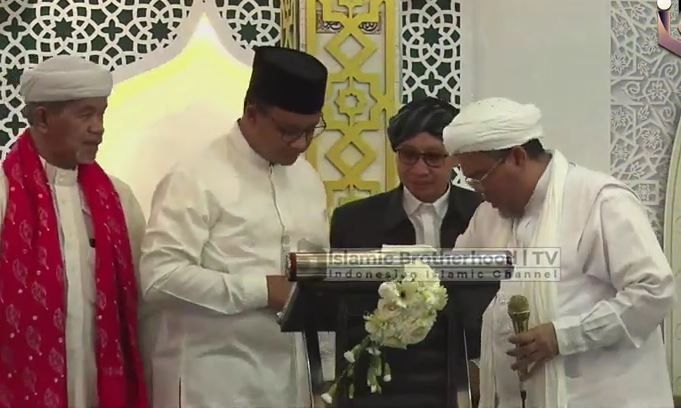 Anies Baswedan bertemu Habib Rizieq Shihab dalam acara Maulid Nabi dan akad nikah putri Rizieq Shihab pada Jumat (7/10/2022) malam. [Tangkapan layar akun YouTube IBTV]