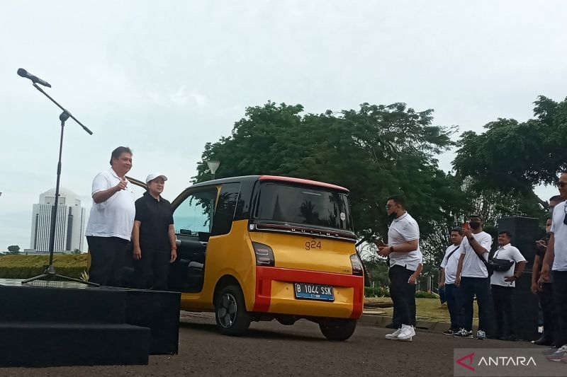 Ketua Umum Partai Golkar Airlangga Hartarto  sebelum mengajak Ketua DPP PDI Perjuangan (PDIP) Puan Maharani menaiki mobil listrik Wuling Air ev mengitari Monas, Jakarta, Sabtu (8/10/2022) [ANTARA/Tri M Ameliya]. 