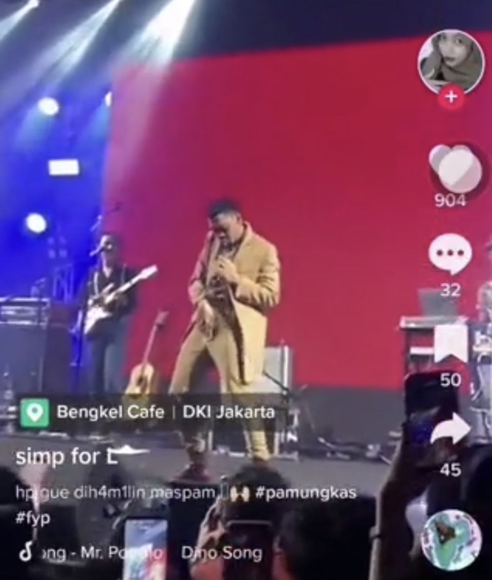 Pamungkas lakukan hal tak senonoh saat tampil di konser musik. [Twitter/@convomfs]