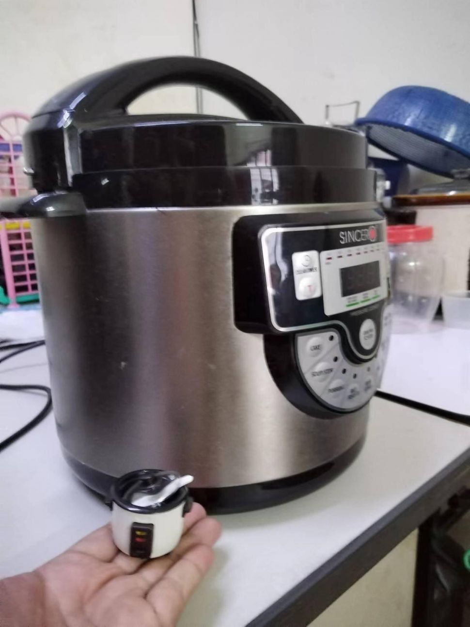 Tergiur Beli Rice Cooker Harga Rp19 Ribu, Pria Ini Lemas saat Barangnya Datang. (redchili21.my)