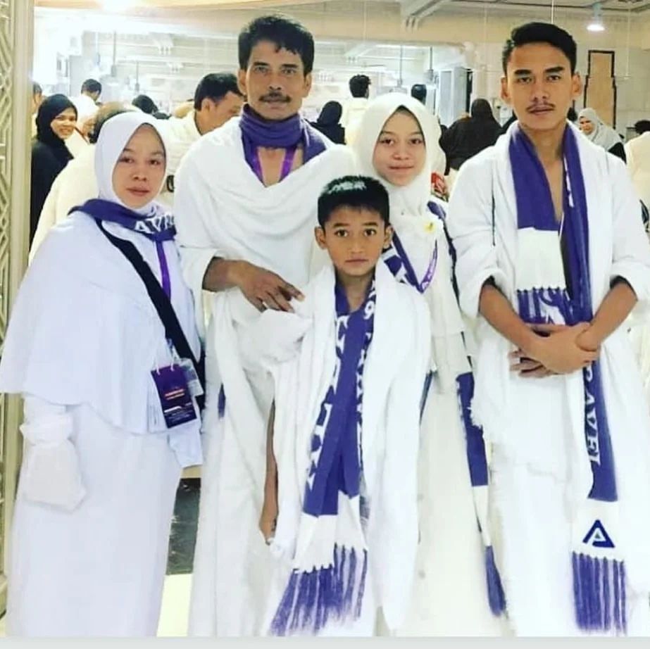 Foto beberapa tahun lalu saat Lesti Kejora bersama ayah, ibu, kakak, dan adik beribadah ke Tanah Suci. [Instagram]