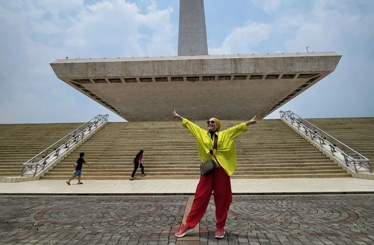 Potret Ibu Ayu Ting Ting Jalan-jalan di Monas (Instagram/@mom_ayting92_)