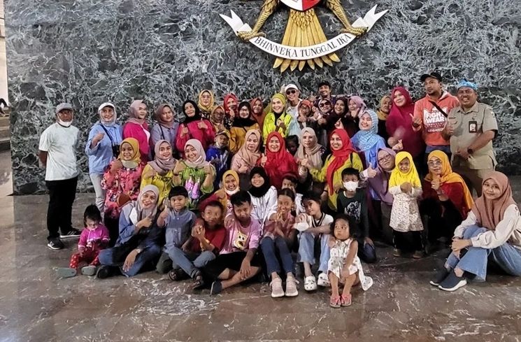 Potret Ibu Ayu Ting Ting Jalan-jalan di Monas (Instagram/@mom_ayting92_)