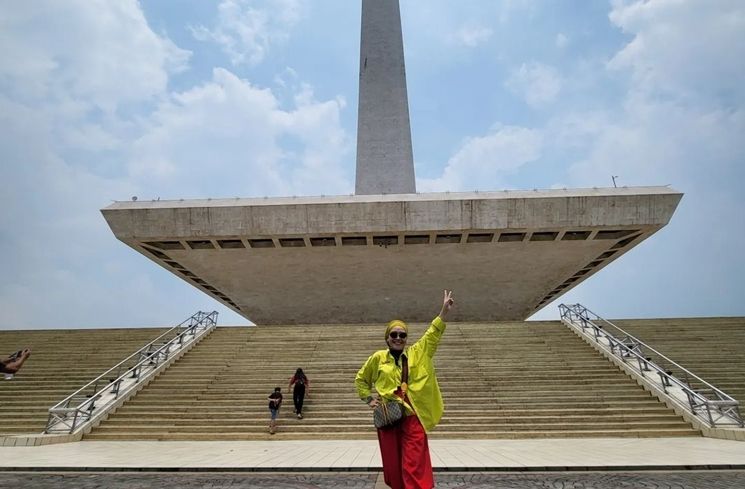 Potret Ibu Ayu Ting Ting Jalan-jalan di Monas (Instagram/@mom_ayting92_)