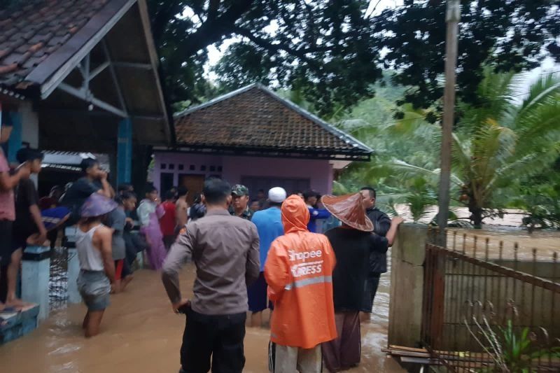 Banjir melanda beberapa wilayah di Kabupaten Lebak, Provinsi Banten, Minggu (9/10/2022). [ANTARA/HO Polda Banten]