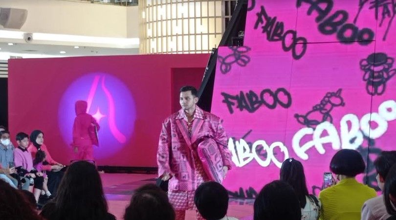 Serba Pink, Desainer Caren Delano Gandeng Beberapa Artis Tampilkan Koleksi Terbarunya. (Suara.com/Fajar Ramadhan)