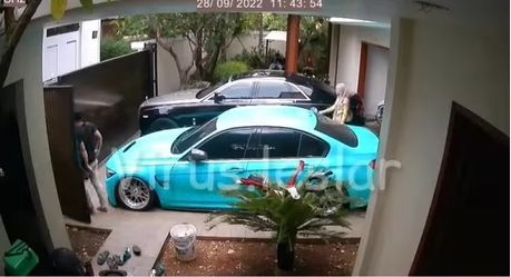 Terbaru, di media-media sosial, beredar CCTV yang diklaim merekam peristiwa penganiayaan Rizky Billar terhadap Lesti Kejora. [Instagram]