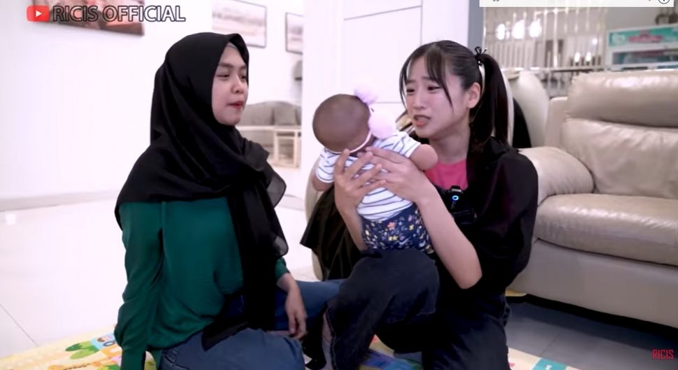 Potret Haruka momong Baby Moana (YouTube/Ricis Official)