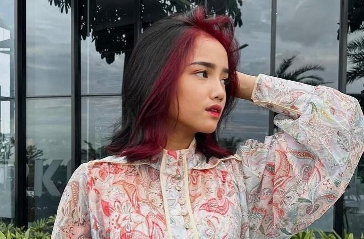 Seleb Warnai Rambut Merah Membara (Instagram/@fuji_an)