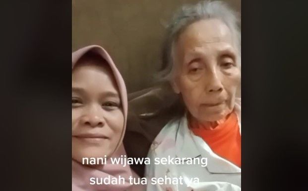 Nani Wijaya (kanan) terlihat renta dan kurus. [TikTok @kitanlia]