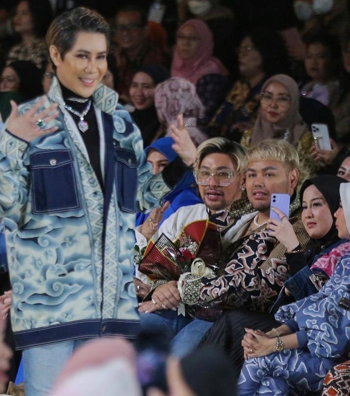 Hans Huang mengenakan batik sembilan layer di sebuah fashion show. Penampilan Hans membuat Ivan Gunawan dan Caren Delano tertegun. [Instagram]