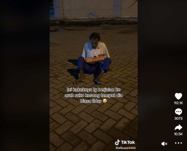 Kakek penjual asongan yang harus mengesot karena tak bisa berjalan normal. (TikTok / @alikaaa4444)