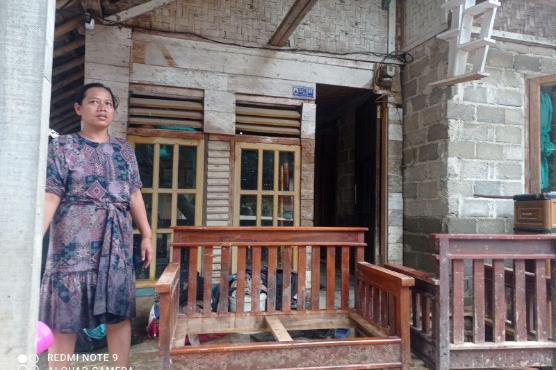 Korban banjir Bayah, Kabupaten Lebak, Banten kembali membersihkan rumah dari lumpur dan sampah usai banjir surut. [ANTARA/Mansur]