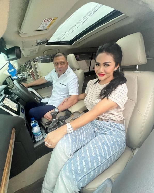 Potret mesra Krisdayanti dan Raul Lemos di Timor Leste. (Instagram/@krisdayantilemos)