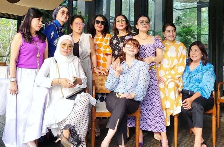 Potret Mayangsari Bareng Geng Arisan Kepompong (Instagram/@mayangsari_official)