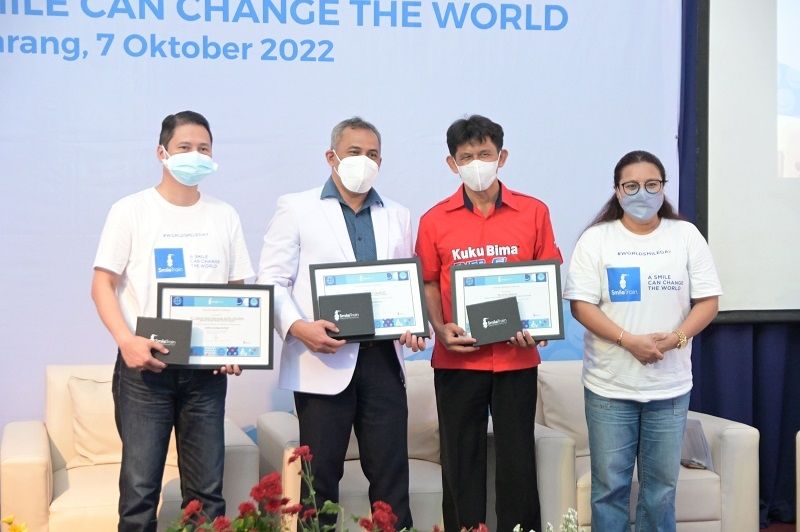 dr. Yohanes Mada Suprayogi, Sp.PD, Direktur of Panti Wilasa Citarum Hospital, dr. Rizqy Setyarto, Sp.BP-RE, Dokter Spesialis Bedah Plastik, Representatif Sido Muncul,  Deasy Larasati, Country Manager and Program Director Smile Train.