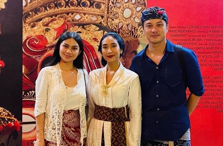 Potret Happy Salma Hadiri Undangan Pakai Baju Bali (Instagram/@happysalma)