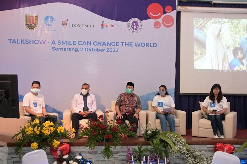 dr. Yohanes Mada Suprayogi, Sp.PD, Direktur of Panti Wilasa Citarum Hospital, dr. Rizqy Setyarto, Sp.BP-RE, Dokter Spesialis Bedah Plastik, Dr. Mochamad Abdul Hakam, Spesialis Penyakit Dalam Kepala Dinas Kesehatan Kota Semarang. (Perwakilan Walikota Semarang), Deasy Larasati, Country Manager and Program Director Smile Train.