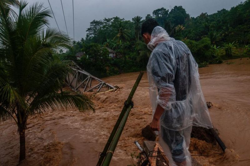 Masyarakat di Kecamatan Bayah Kabupaten Lebak terisolasi akibat jembatan Cimanyak terputus diterjang banjir susulan, Selasa (11/10/2022). [ANTARA/Mansur]